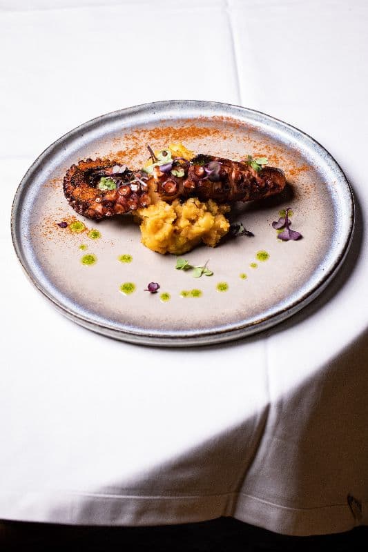 Pulpo sobre Patatas Revolconas